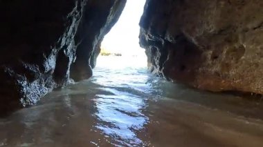 Praia da Rocha 'daki Atlantik Sahili' nde altın kumu, geniş kıyı şeridi, uçurum arkası, berrak deniz ve canlı bir sahil ortamı var. Portimao, Portekiz. Portimo