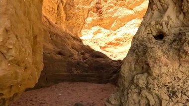 Praia da Rocha 'daki Atlantik Sahili' nde altın kumu, geniş kıyı şeridi, uçurum arkası, berrak deniz ve canlı bir sahil ortamı var. Portimao, Portekiz. Portimo