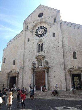 Geleneksel İtalyan ve erken dönem modern tarzlarının bir karışımı olarak tarihi perdeler, balkonlar, sivil binalar ve kiliseler ile Central Bari mimarisi.