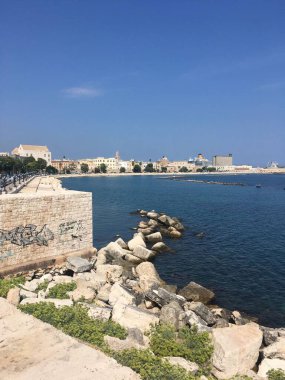 Geleneksel İtalyan ve erken dönem modern tarzlarının bir karışımı olarak tarihi perdeler, balkonlar, sivil binalar ve kiliseler ile Central Bari mimarisi.