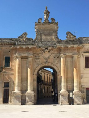 Lecce 'nin tarihi merkezindeki çarpıcı Barok binaları, yumuşak sarı kireçtaşının sergilenmesi, meleklerle, çiçekli heykellerle, sütunlarla ve balkonlarla zenginleştirilmiş. - Lecce. İtalya