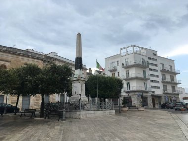 Alberobello 'nun ikonik beyaz boyalı trulli taştan çatıları, Apulian güneş ışığı ve tarihi cazibesi altında dar yollarda kümelenmiş. İtalya