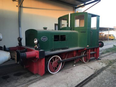 Güney İtalya 'nın Lecce kentinde tarihi trenler, klasik lokomotifler ve demiryolu eserlerinin sergilendiği Ferroviario della Puglia Müzesi' nin iç manzarası.