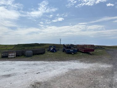 Terk edilmiş tarım makineleri İskoç sınırlarına saçılmış otlaklar, yıpranmış traktörler ve enstrümanlar açık gökyüzünün altında yuvarlanan tarlalar arasında.