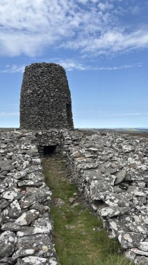 Lammermuir 'deki İkiz Hukuk Tepesi' nin zirvesini kaplayan iki büyük taş mağara, İskoç sınırlarının panoramik manzaralı tarihi bir yeri simgeliyor..