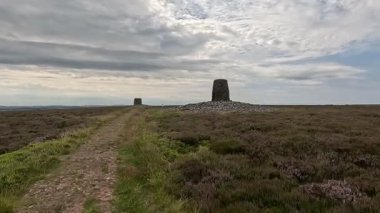 Lammermuir Tepeleri, İskoç sınırlarında İkiz Kanun 'un tepesinde İkiz Kanunlar' ın yanından geçiyoruz. Bu ikiz taş anıtlar, bilmeden Twinlaw Savaşı 'nda savaşan ve ölen iki kardeşi anar.. 