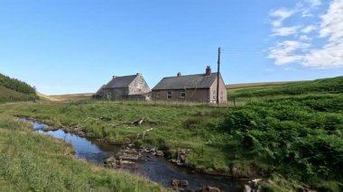 Lammermuir, İskoç sınırlarındaki Dunside Cottage 'ın yanından geçiyorum. Bu ücra arazi manzarası ve kayan tepelerin ortasındaki kırsal yaşama bir bakış sunuyor.. 