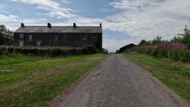 Lammermuir 'deki Rawburn Çiftliği' nin yanından geçiyoruz, İskoç sınırlarında. Lammermuir Tepeleri 'nin göbeğine kurulmuş bu tarihi çiftlik manzaralı manzaralar sunuyor ve kırsal hayata şöyle bir göz atıyor: