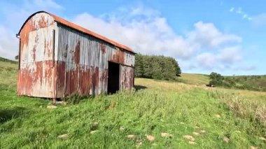 Lammermuir, İskoç sınırlarında terk edilmiş bir metal ambarın yanından geçerken kırsal bozulma ve uzak bir dağlık alanda atmosferik dokular sergiliyor..