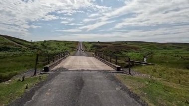 Lammermuir Tepeleri 'nde otlayan koyunlar, İskoç sınırlarında geleneksel tarım manzaralarını sergiliyor. Kırlık araziler, dağınık sürüler ve geniş gökyüzü..
