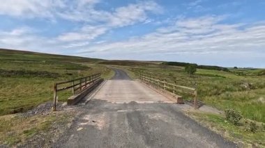 Lammermuir Tepeleri, İskoç Sınırları 'nda tepe yürüyüşü. Geniş bozkırlar, dalgalı yamaçlar ve açık yaz gökyüzü altında panoramik manzaralar..