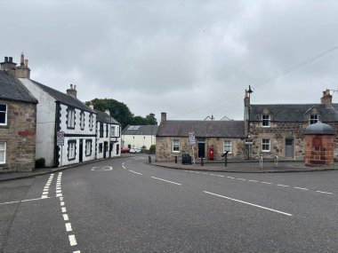 Batı Lothian 'daki Torphichen köyündeki antika evler ve Jubilee Çeşmesi, huzurlu bir kırsal alanda büyüleyici mimari ve tarihi özellikler sergiliyor. İskoçya