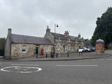 Batı Lothian 'daki Torphichen köyündeki antika evler ve Jubilee Çeşmesi, huzurlu bir kırsal alanda büyüleyici mimari ve tarihi özellikler sergiliyor. İskoçya