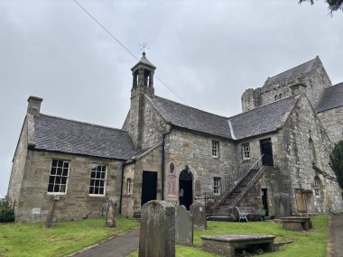 Mahvolmuş ortaçağ Önsezi Kulesi ve Torphichen 'deki geçitler tarihi taş mimari ve kırsal yerleşim yerlerindeki tapınak taşlarını gösteriyor. İskoçya