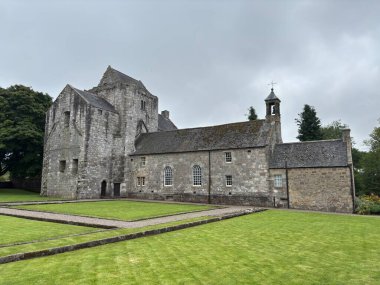Mahvolmuş ortaçağ Önsezi Kulesi ve Torphichen 'deki geçitler tarihi taş mimari ve kırsal yerleşim yerlerindeki tapınak taşlarını gösteriyor. İskoçya