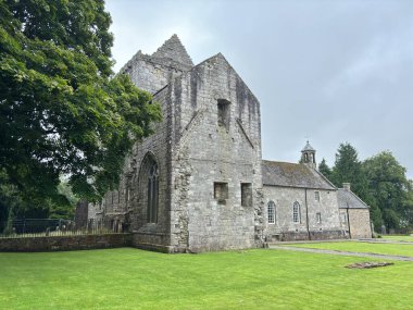Mahvolmuş ortaçağ Önsezi Kulesi ve Torphichen 'deki geçitler tarihi taş mimari ve kırsal yerleşim yerlerindeki tapınak taşlarını gösteriyor. İskoçya