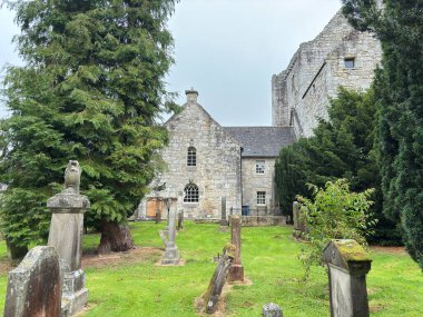 Mahvolmuş ortaçağ Önsezi Kulesi ve Torphichen 'deki geçitler tarihi taş mimari ve kırsal yerleşim yerlerindeki tapınak taşlarını gösteriyor. İskoçya