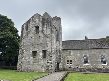 Mahvolmuş ortaçağ Önsezi Kulesi ve Torphichen 'deki geçitler tarihi taş mimari ve kırsal yerleşim yerlerindeki tapınak taşlarını gösteriyor. İskoçya