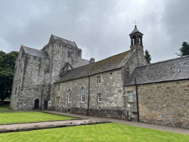 Mahvolmuş ortaçağ Önsezi Kulesi ve Torphichen 'deki geçitler tarihi taş mimari ve kırsal yerleşim yerlerindeki tapınak taşlarını gösteriyor. İskoçya
