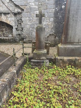 Mahvolmuş ortaçağ Önsezi Kulesi ve Torphichen 'deki geçitler tarihi taş mimari ve kırsal yerleşim yerlerindeki tapınak taşlarını gösteriyor. İskoçya