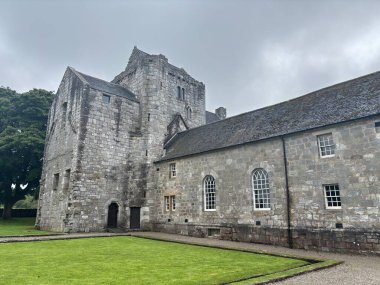 Mahvolmuş ortaçağ Önsezi Kulesi ve Torphichen 'deki geçitler tarihi taş mimari ve kırsal yerleşim yerlerindeki tapınak taşlarını gösteriyor. İskoçya