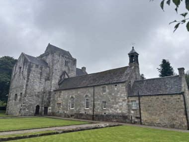 Mahvolmuş ortaçağ Önsezi Kulesi ve Torphichen 'deki geçitler tarihi taş mimari ve kırsal yerleşim yerlerindeki tapınak taşlarını gösteriyor. İskoçya