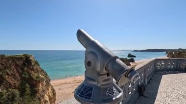 Praia da Rocha plajı, Portimo, Portekiz yakınlarındaki kayalıkların ve kayaların altındaki Algarve sahili altın sarısı kıyı şeridi.