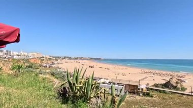 Praia da Rocha plajı, Portimo, Portekiz yakınlarındaki kayalıkların ve kayaların altındaki Algarve sahili altın sarısı kıyı şeridi.