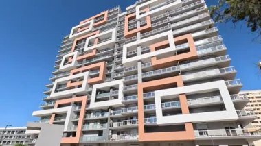 Portimo şehir merkezinde gezen sokak manzaraları, tarihi sessizlikleri, plazaları, kaldırım kafelerini, yaya yollarını ve nehir kıyısındaki kentsel yaşamı gösteriyor.