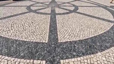 Portimo şehir merkezinde gezen sokak manzaraları, tarihi sessizlikleri, plazaları, kaldırım kafelerini, yaya yollarını ve nehir kıyısındaki kentsel yaşamı gösteriyor.