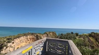 Praia da Rocha plajı, Portimo, Portekiz yakınlarındaki kayalıkların ve kayaların altındaki Algarve sahili altın sarısı kıyı şeridi.