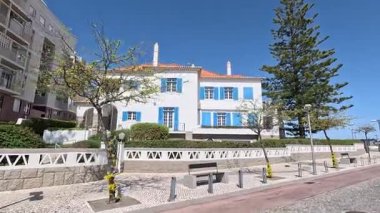 Portimo şehir merkezinde gezen sokak manzaraları, tarihi sessizlikleri, plazaları, kaldırım kafelerini, yaya yollarını ve nehir kıyısındaki kentsel yaşamı gösteriyor.