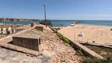 Praia da Rocha plajı, Portimo, Portekiz yakınlarındaki kayalıkların ve kayaların altındaki Algarve sahili altın sarısı kıyı şeridi.