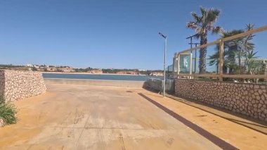 Portimo şehir merkezinde gezen sokak manzaraları, tarihi sessizlikleri, plazaları, kaldırım kafelerini, yaya yollarını ve nehir kıyısındaki kentsel yaşamı gösteriyor.