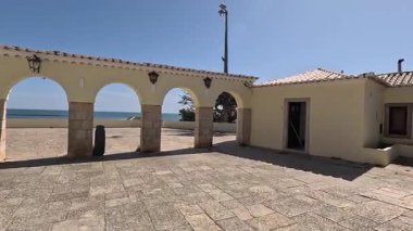 Santa Catarina Kalesi, Atlantik 'e, nehre ve plaja bakan tarihi kıyı kalesi, küçük şapel, teras kafe ve gözcü manzarası. Portimao, Portekiz