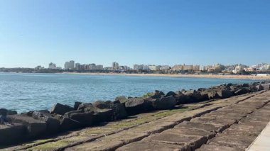 Praia da Rocha plajı, Portimo, Portekiz yakınlarındaki kayalıkların ve kayaların altındaki Algarve sahili altın sarısı kıyı şeridi.