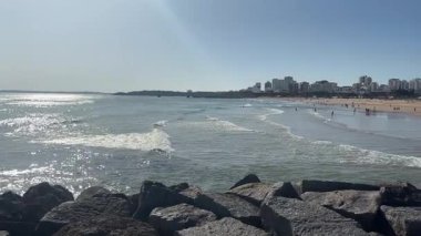 Praia da Rocha plajı, Portimo, Portekiz yakınlarındaki kayalıkların ve kayaların altındaki Algarve sahili altın sarısı kıyı şeridi.
