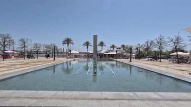 Portimo şehir merkezinde gezen sokak manzaraları, tarihi sessizlikleri, plazaları, kaldırım kafelerini, yaya yollarını ve nehir kıyısındaki kentsel yaşamı gösteriyor.