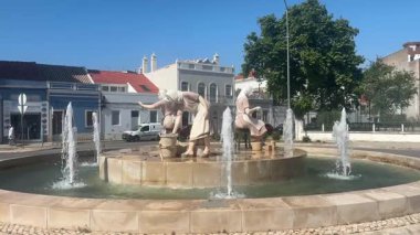 Portimo şehir merkezinde gezen sokak manzaraları, tarihi sessizlikleri, plazaları, kaldırım kafelerini, yaya yollarını ve nehir kıyısındaki kentsel yaşamı gösteriyor.