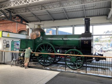 Tarihi buharlı lokomotif. Cork Kent İstasyonu 'nda sergilenmekte, İrlanda' da 19. yüzyıl demiryolu mirası sergilenmektedir.