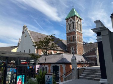 Cork 'un şehir merkezinin dışında doğal ışık altında tarihi mimari, sokak ve klasik binalar görülüyor.