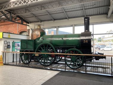 Tarihi buharlı lokomotif. Cork Kent İstasyonu 'nda sergilenmekte, İrlanda' da 19. yüzyıl demiryolu mirası sergilenmektedir.