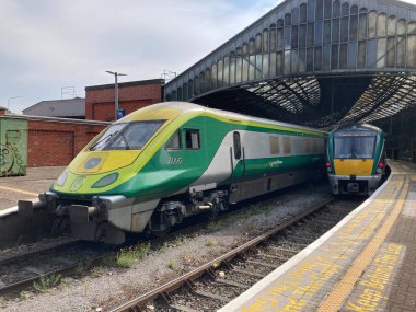 Cork Kent İstasyonu 'nda çalışan modern trenler, İrlanda' nın beşinci en işlek istasyonu, Cork 'u Dublin, Tralee, Mallow, Cobh ve Midleton' a bağlayan gelişmiş demiryolu hizmetleri sergiliyor.