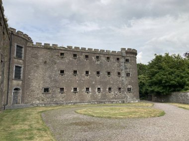Cork City 'nin Cork şehir merkezindeki dış manzarasında taş duvarlar, kuleler, kuleler ve tarihi hapishane mimarisi yer alıyor.