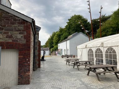 Tarihi mimari, makine ve eğitim sergileriyle Eski Mantar Gözyaşları Deneyimi 'nin dış ve iç görünümü