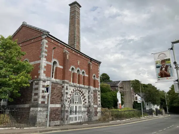 Tarihi mimari, makine ve eğitim sergileriyle Eski Mantar Gözyaşları Deneyimi 'nin dış ve iç görünümü