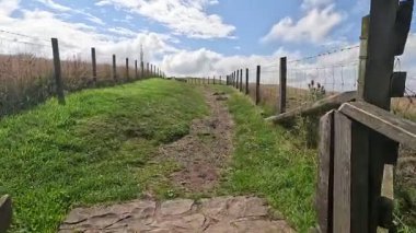Batı Lothian 'daki Cairnpapple Hill tarih öncesi henge ve cairn alanı üzerinde antik tören höyüklerini, yuvarlanan arazileri ve geniş gökyüzünü gösteriyor.