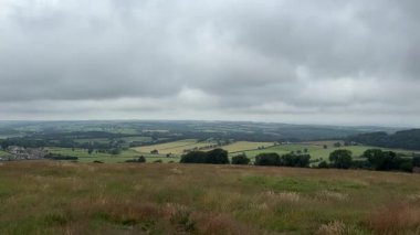 Batı Lothian 'ın tepelerinde ve kırsallarında yürürken, açık otlak yamaçlar, kır çiçekleri ve berrak gökyüzünün altında huzurlu kırsal alanlar.