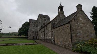 Mahvolmuş Ortaçağ Önsezi Kulesi ve Torphichen 'deki geçitler, tarihi taş mimari ve kırsal yerleşim yerlerindeki tapınak taşlarını gösteriyor..