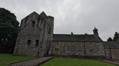 Mahvolmuş Ortaçağ Önsezi Kulesi ve Torphichen 'deki geçitler, tarihi taş mimari ve kırsal yerleşim yerlerindeki tapınak taşlarını gösteriyor..